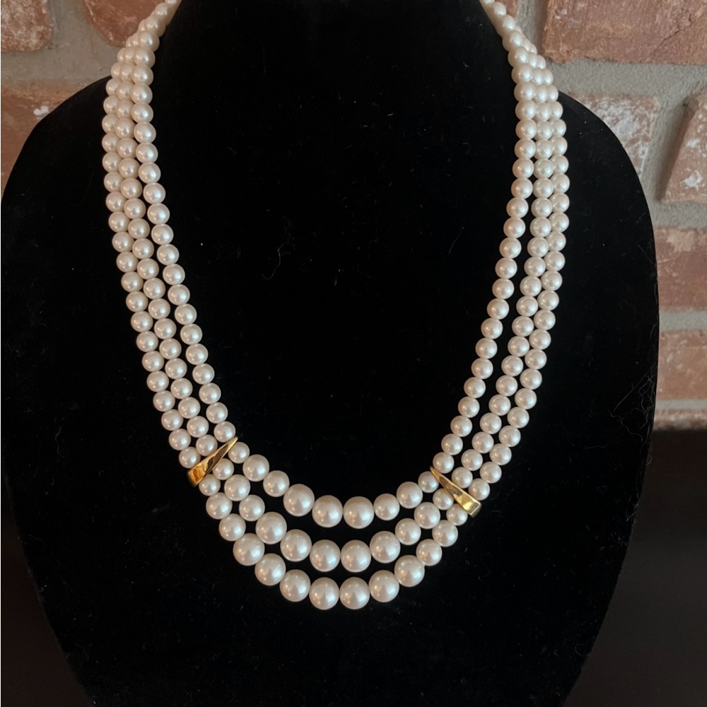Elegant Pearl Necklace with Gold Accents
